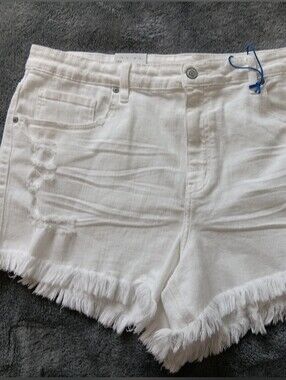 Women’s White Frayed Hem Denim Shorts